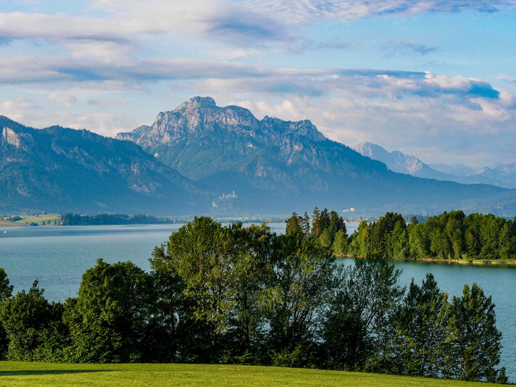 Der Forggensee - Im Hintergrund Schloss Neuschwanstein.  - © alpintreff.de - Christian Schön